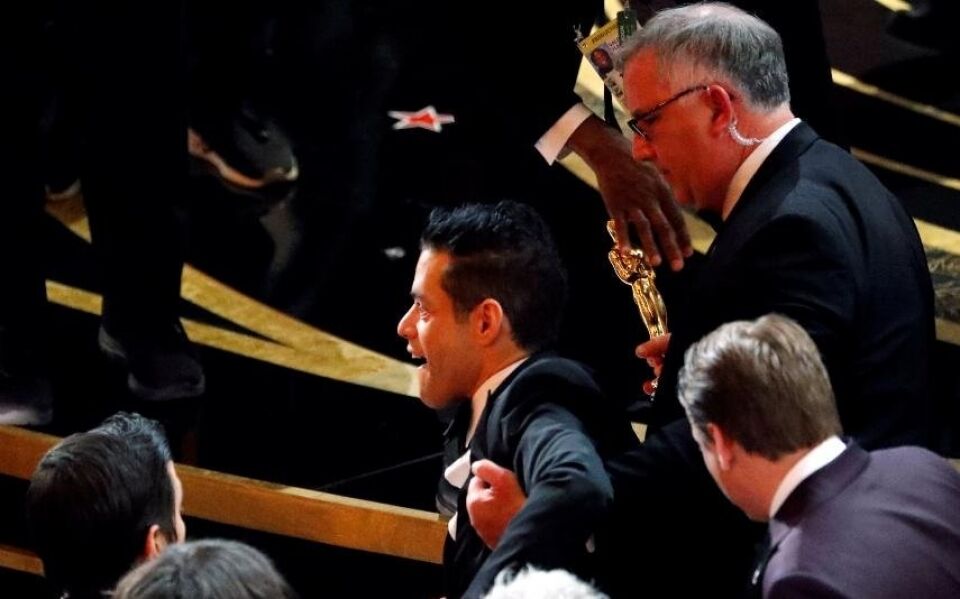 Depois de receber prêmio de Melhor Ator, Rami Malek cai do palco