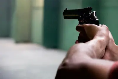 Mulher é baleada com 3 tiros durante atentado, mas alvo seria o marido