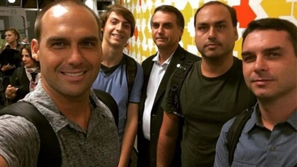 Nada mais “velho” do que manter parentes no governo ou nas proximidades dos palácios