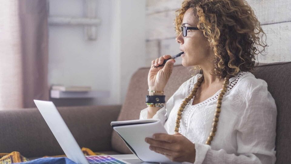 Na transição, mulher trabalha até 61 anos, e homem, até 65