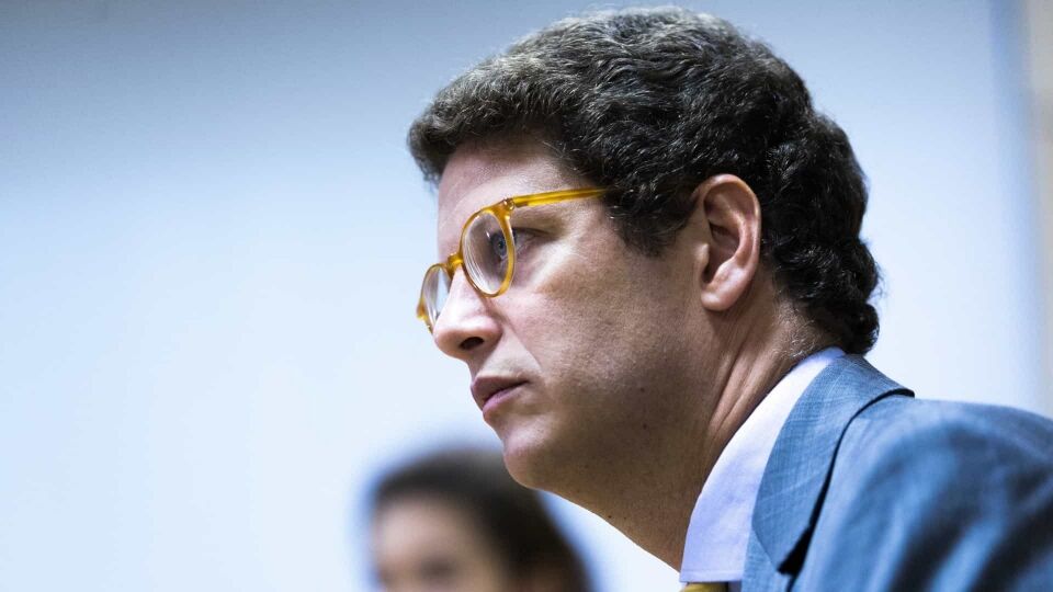 Carro do ministro Ricardo Salles é atacado na Bahia