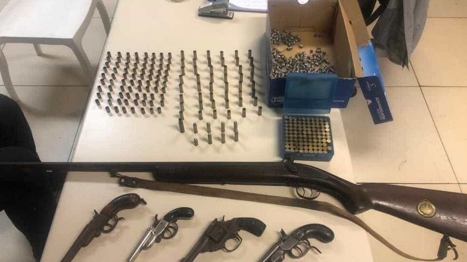 Menino de 8 anos é flagrado com arma na mochila após ameaçar colegas