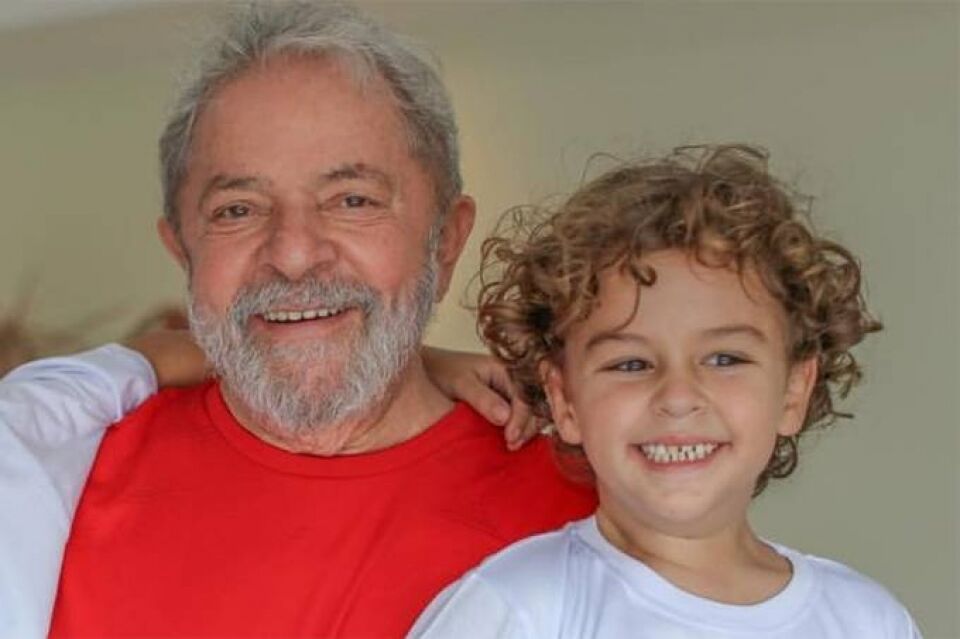 Juíza autoriza Lula a comparecer a velório do neto