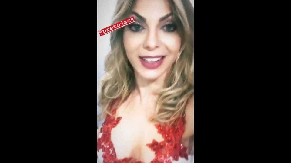 Sheila Mello dança com É O Tchan e homenageia Jacaré em Salvador