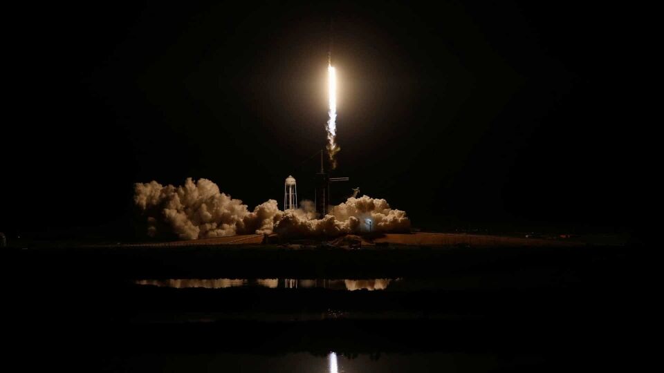 SpaceX lança nave comercial capaz de levar humanos à órbita terrestre