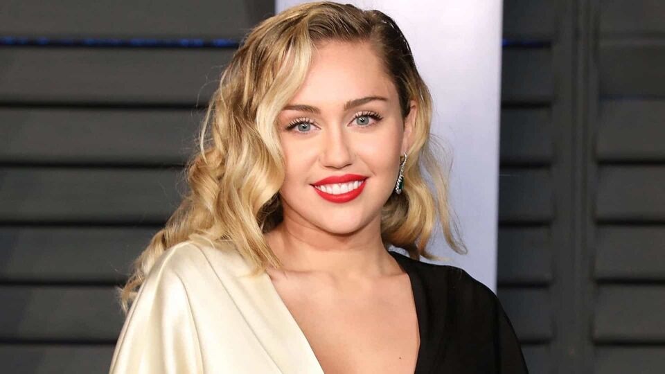 Miley Cyrus diz que 'muitas drogas' acabaram com Hannah Montana