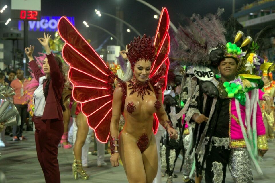 Viviane Araújo, Lívia Andrade e Juju Salimeni brilham entre as musas do 1º dia de desfiles de Carnaval
