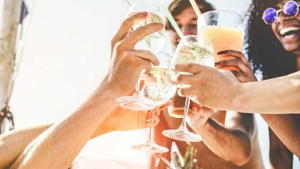 Alerta: bebida falsificada na folia pode cegar