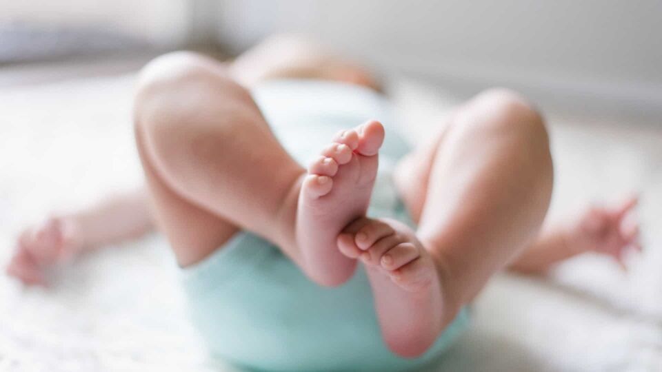 Bebê dado como morto volta a respirar quando família se despedia