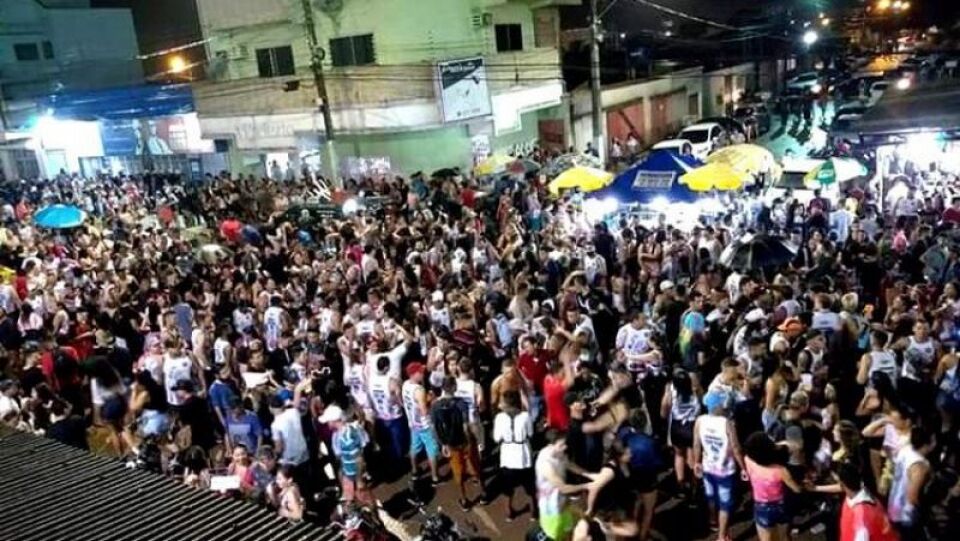 Mulher é surrada pelo marido durante desfile de bloco na capital