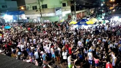 Mulher é surrada pelo marido durante desfile de bloco na capital