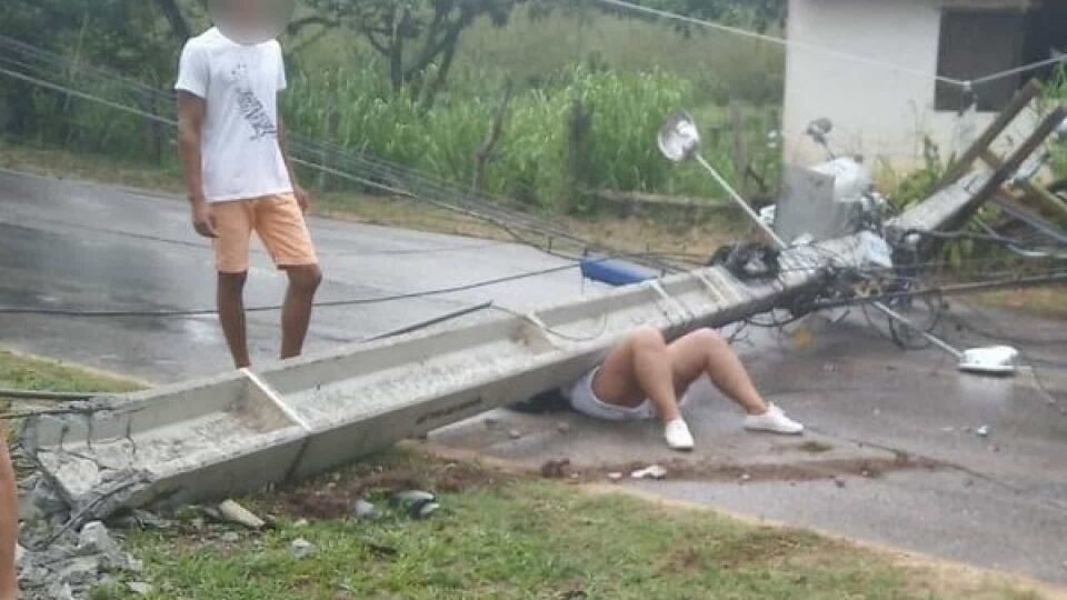 Mulher é atingida por poste após acidente em Saquarema