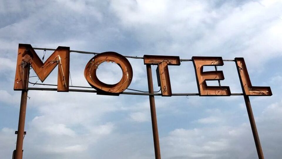 Marido rastreia o celular da esposa e a encontra com amante no motel