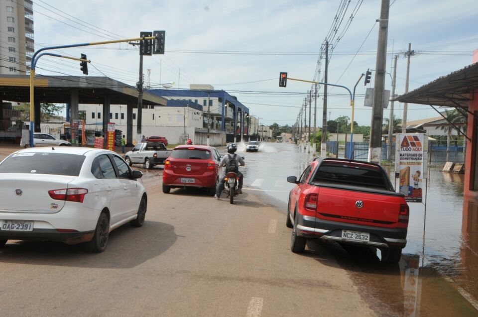 Prefeitura reforça monitoramento de ruas e avenidas em áreas alagadas
