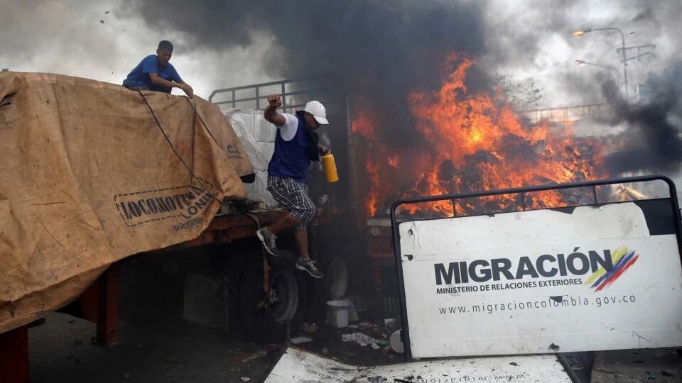 Vídeo indica que regime Maduro não incendiou caminhão de ajuda