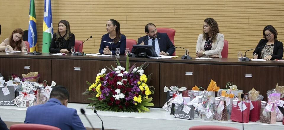 Durante homenagem às mulheres na ALE, presidente anuncia projeto que proíbe contratação de condenados pela Lei Maria da Penha