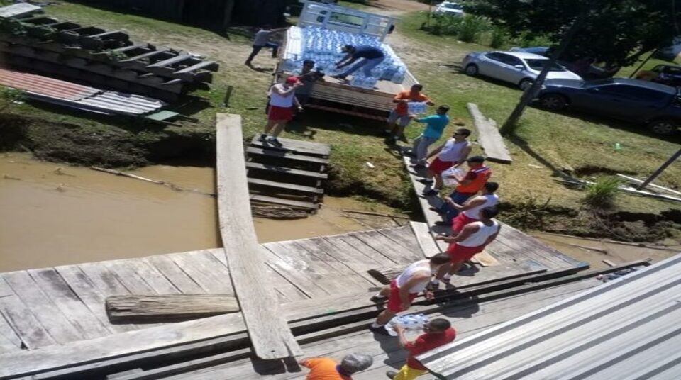 Quem tem fome e sede vai ter que esperar. Foi adiada viagem para levar comida e agua.