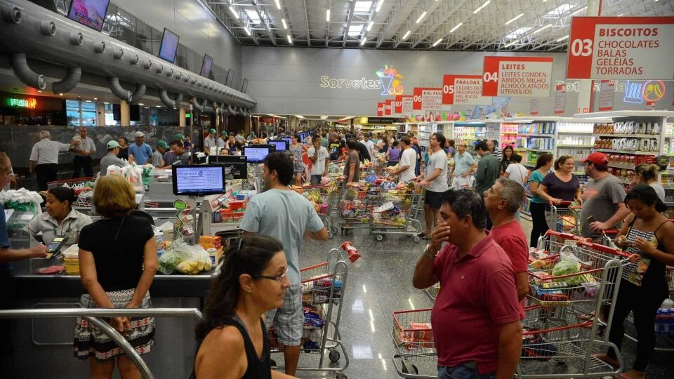 Inflação sobe 0,43% em fevereiro, ante 0,32% em janeiro, revela IBGE