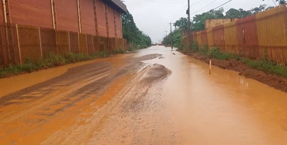 Estrada do Belmont continua alagada pelo Rio Madeira e dificulta acesso