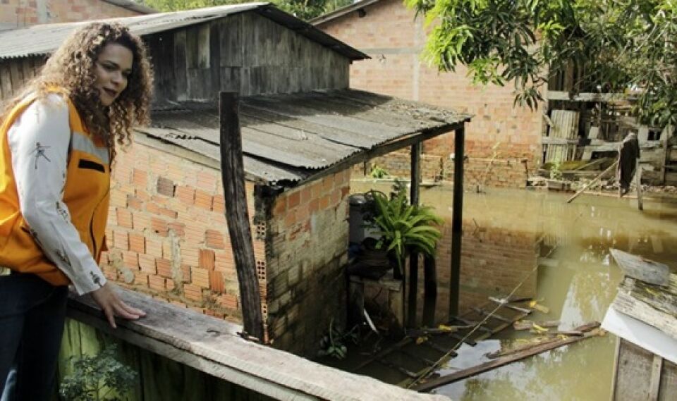 1ª dama de Rondônia visita flagelados do Candeias e promete ajuda