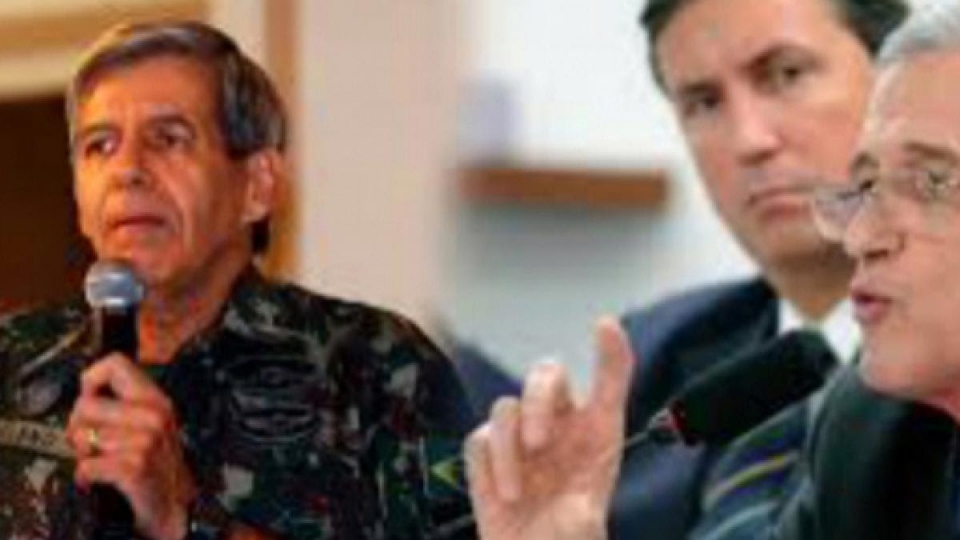 Na perturbação do capitão-presidente, generais governam