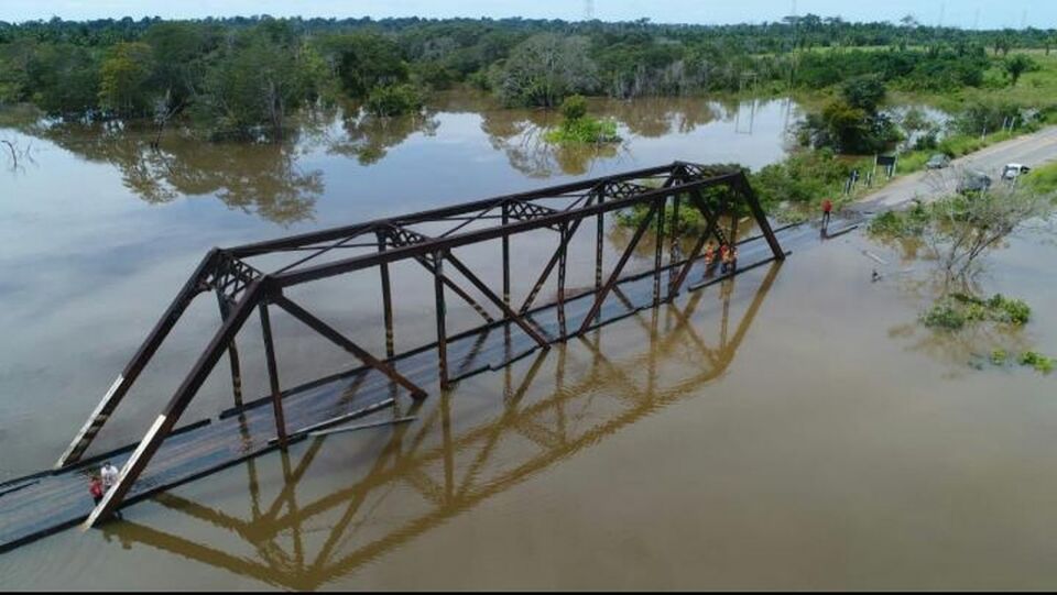 Nível do rio Araras recua 40 centímetros após encobrir ponte em Nova Mamoré, RO