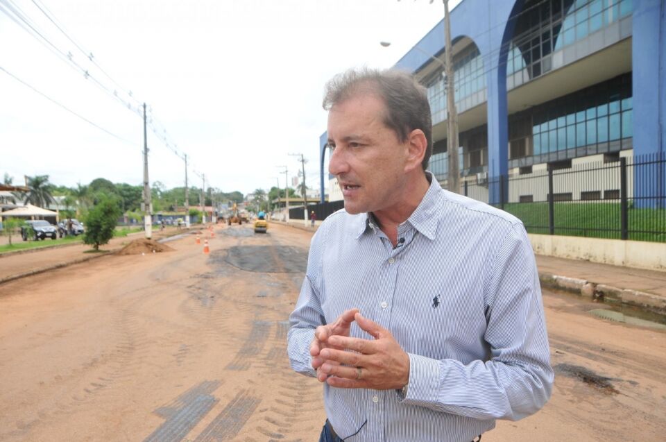 Prefeito vistoria trabalho de recuperação da Rogério Weber