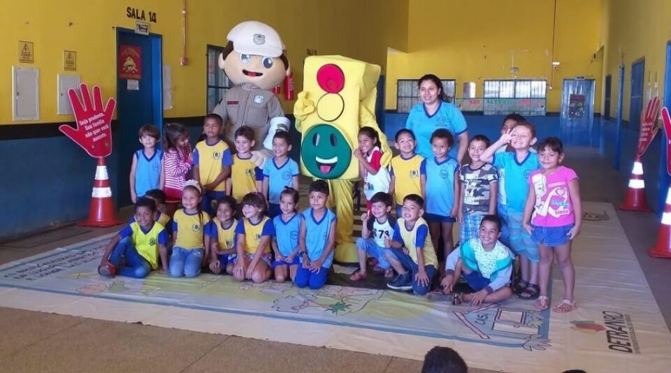 Equipes da Semtran realizam atividades educativas em escola da zona Leste