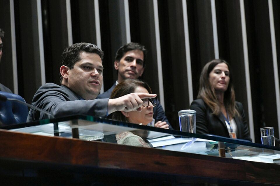 Alcolumbre critica “caça às bruxas”, indica veto à CPI do Judiciário, e é acusado de “mudar de lado”