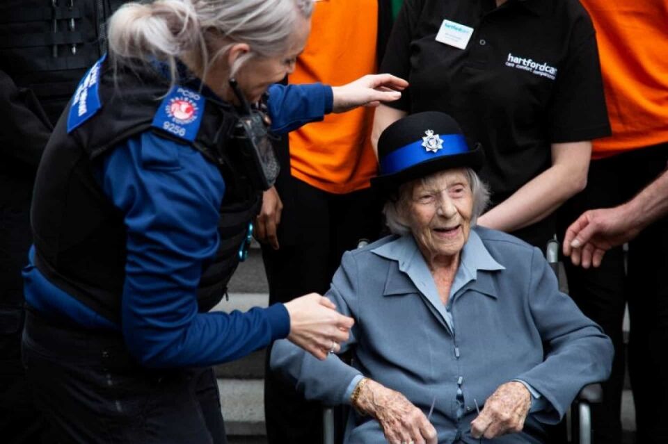 Idosa de 104 anos tinha um desejo: Ser presa. Polícia de Bristol cumpriu
