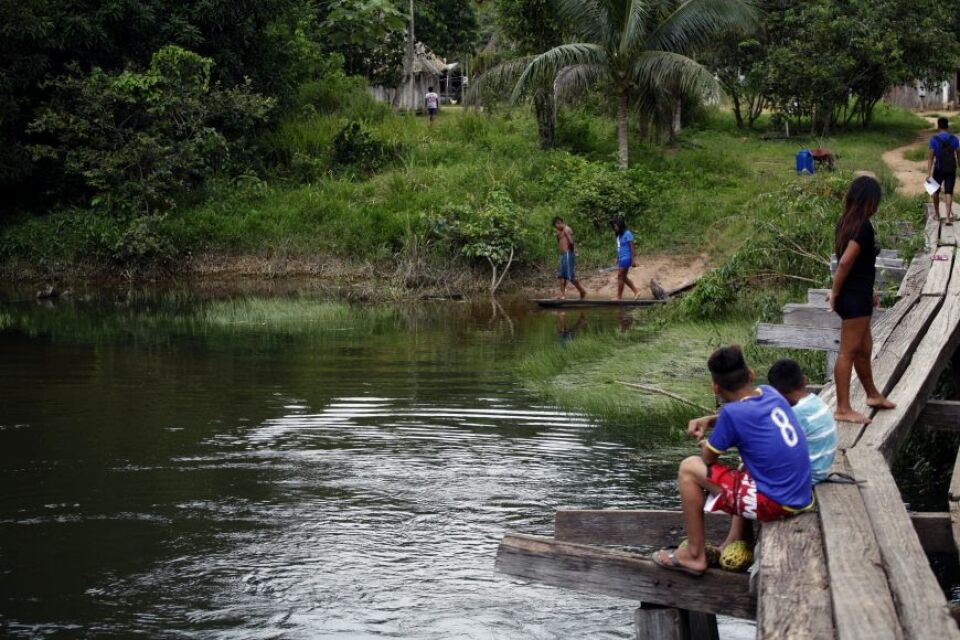 Índios Karitiana bebem água de cipó e serão parceiros da Sedam na conservação ambiental