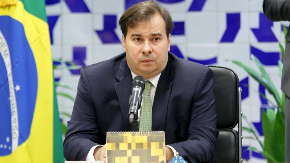 Post de filho de Bolsonaro citando Moro faz Maia 'explodir'