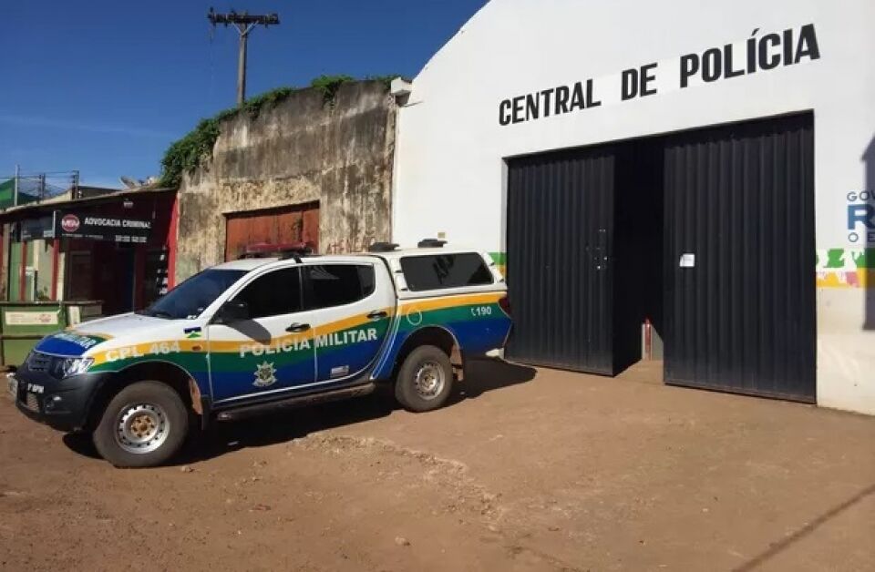 Mãe e filha adolescente brigam em casa e vão parar na delegacia na Capital