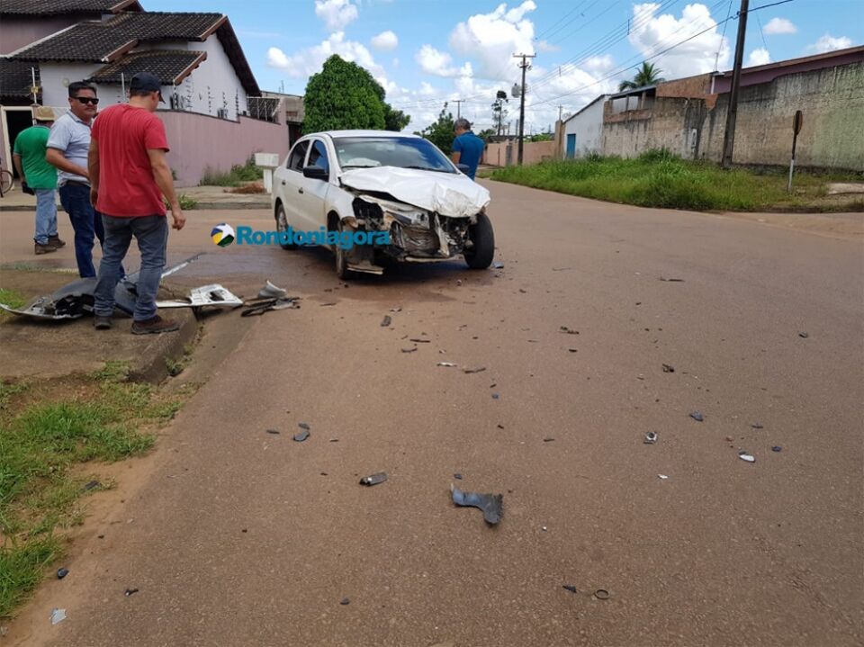 Mulher invade preferencial e colide na lateral de caminhão boiadeiro