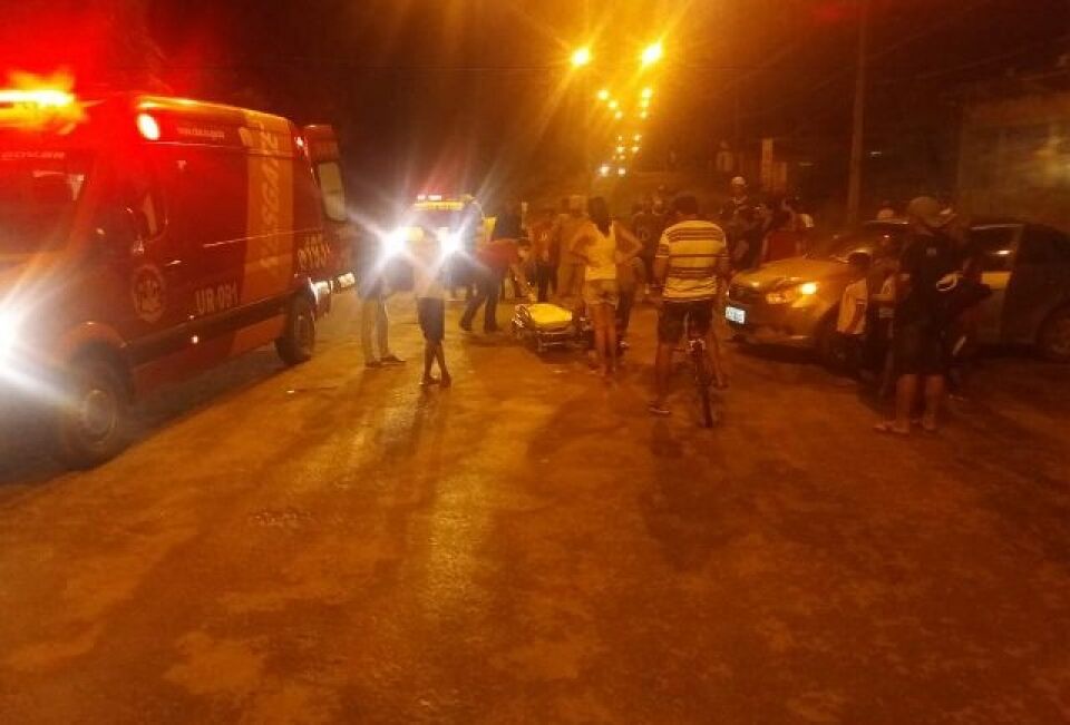 Motociclista sofre fratura exposta ao colidir em veículo