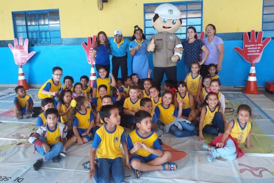 Alunos da Escola Flor de Laranjeira recebem aula de educação para o trânsito