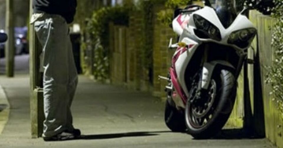 Mulher tem moto roubada e ainda é baleada por criminosos na Capital