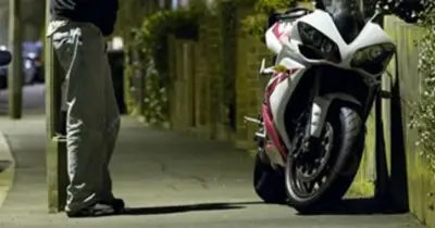 Mulher tem moto roubada e ainda é baleada por criminosos na Capital