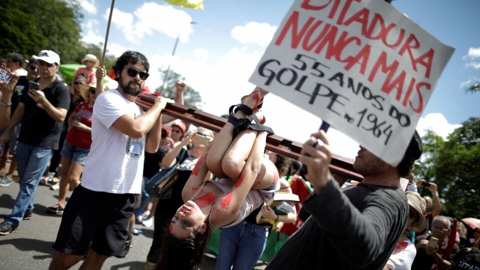 Manifestantes protestam contra ditadura militar no Brasil