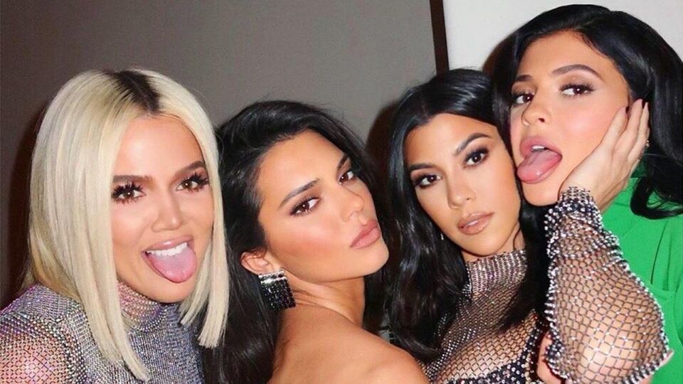Kardashians postam foto e fãs apontam erros bizarros de edição