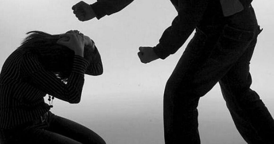 Mulher é agredida com tapas, socos e chutes após o ex-marido mexer em seu celular