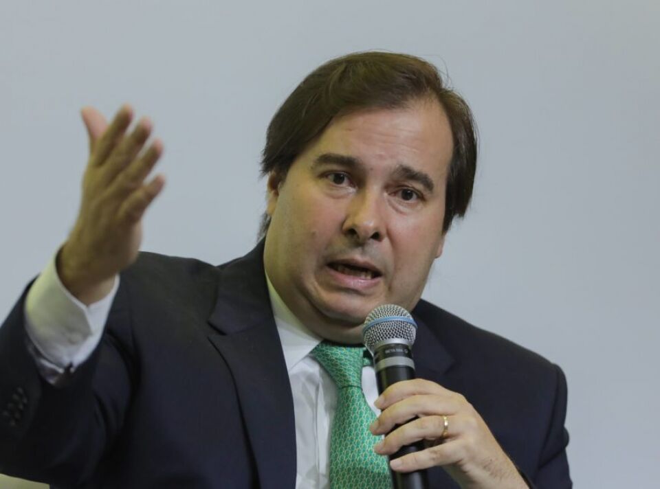 BPC e aposentadoria rural não vão sobreviver em hipótese nenhuma, diz Maia