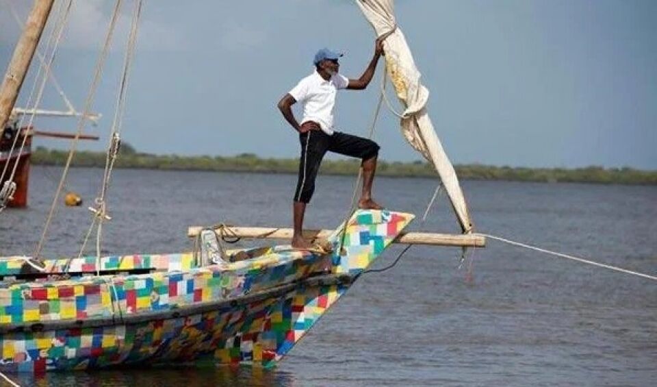 Este barco feito de chinelos reciclados está limpando o Quênia do plástico