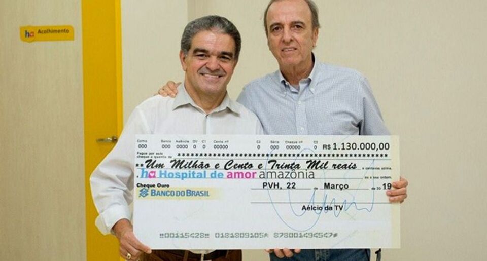 Em	ato nobre deputado mente ao entregar cheque de R$ 1.130.000,00 ao Hospital do Amor