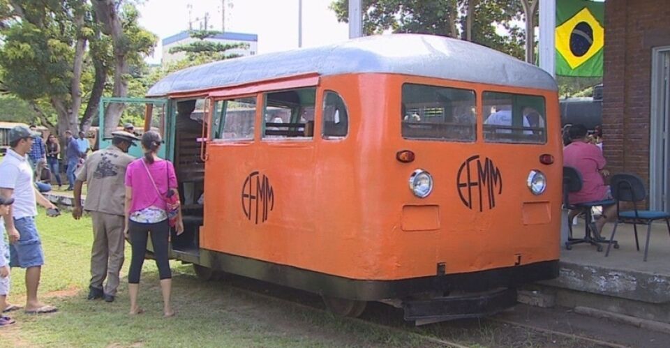 Litorina percorre os primeiros 700 metros de ferrovia recuperada