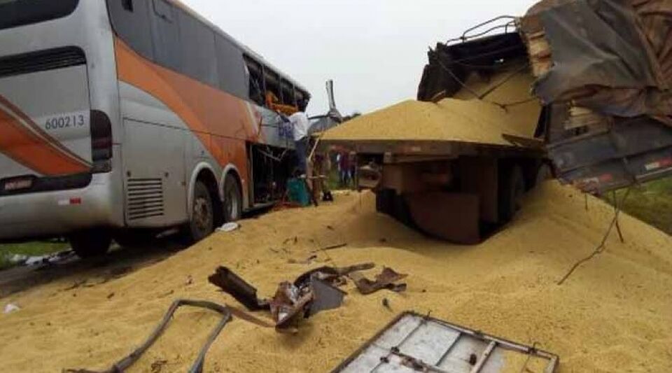 BR-364: ônibus bate contra traseira de carreta parada
