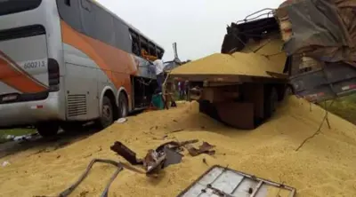 BR-364: ônibus bate contra traseira de carreta parada