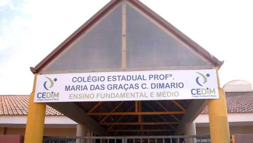 Adolescentes mascarados com machado invadem escola