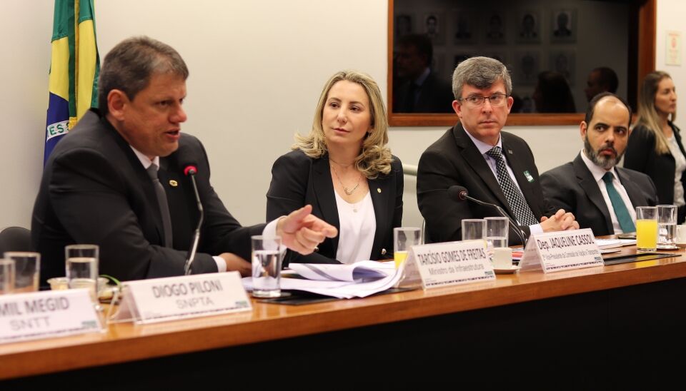 Licitação para obra da ponte do Riozinho está em fase final, diz ministro da Infraestrutura à Jaqueline Cassol