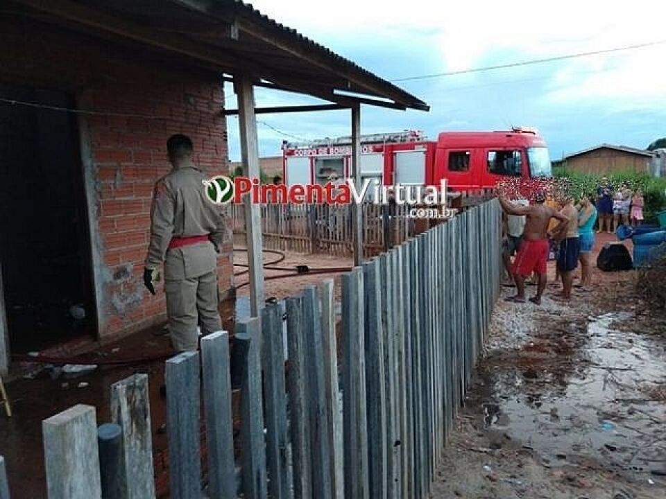 Casa pega fogo após moradora acender incenso para espantar carapanã